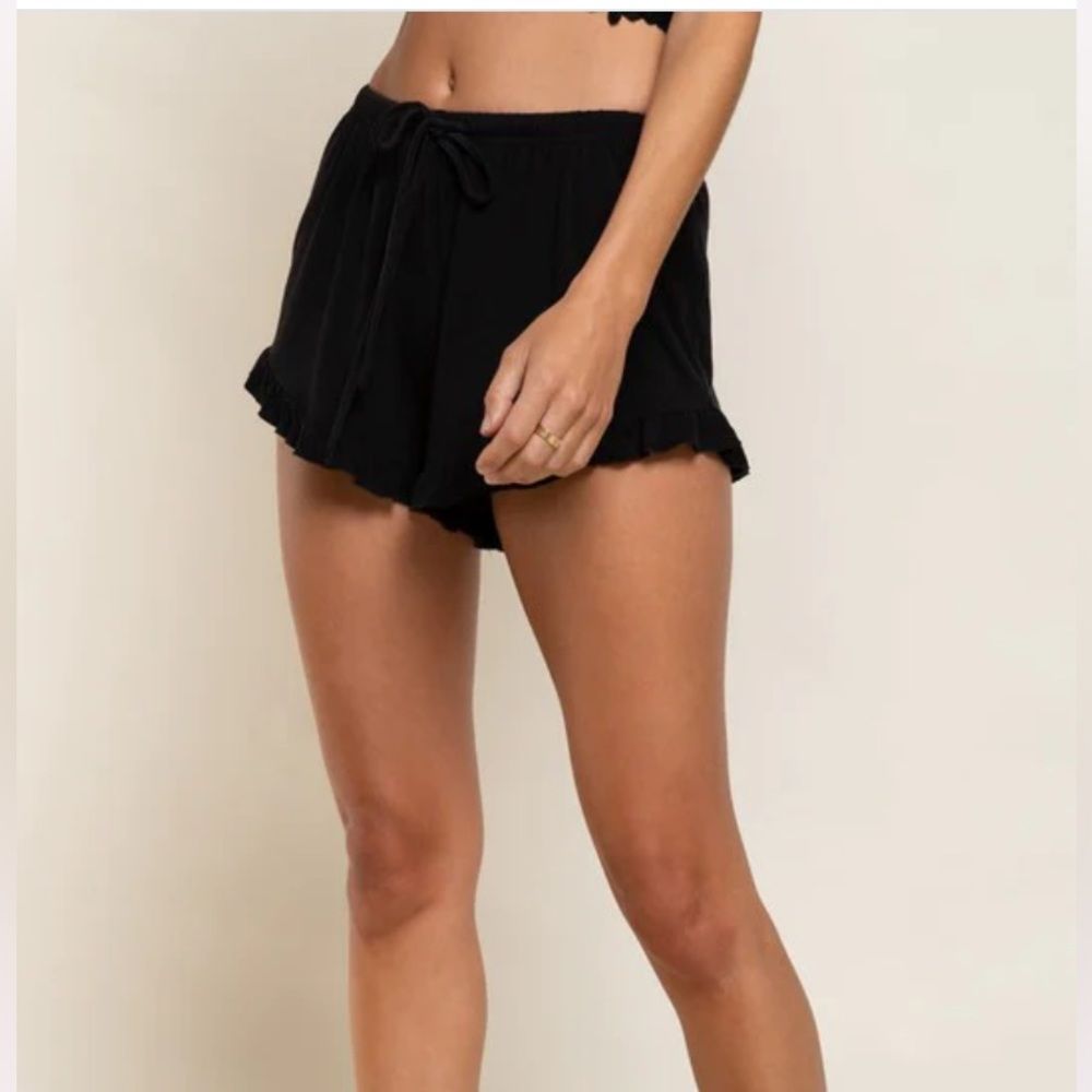 Wild Pearl Shorts Ruffle Bottom Elastic - Size M